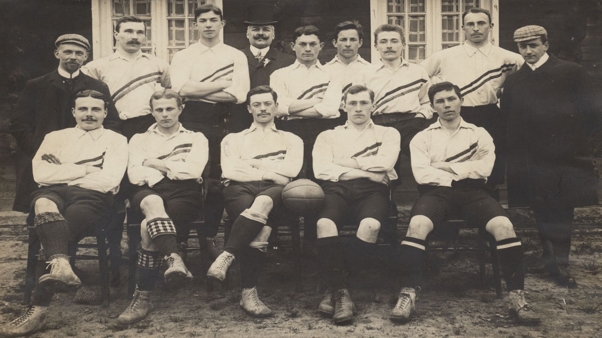 Игроки сборной Нидерландов перед первым официальным матчем в апреле 1905 года